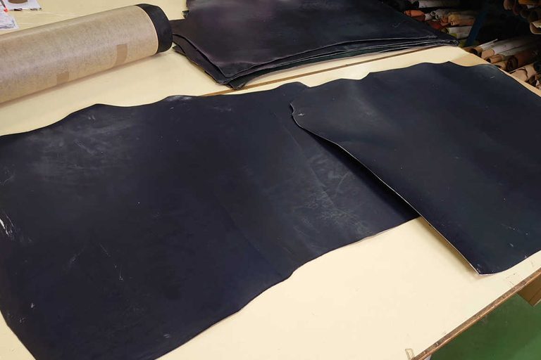英国ベイカー社のオークバーク鞣しブライドルレザーのネイビーBLUEの革、裁断前の2枚の絵